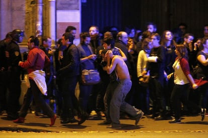 Multitud de gent evacuada de la sala de concerts Bataclan, on hi ha hagut 100 morts.