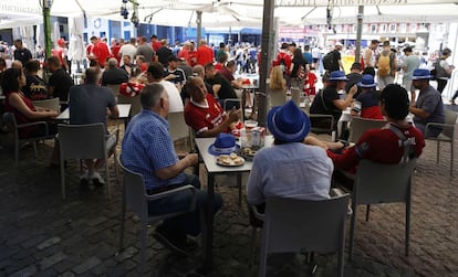 Varios aficionados descansan en una terraza de la madrileña plaza Mayor, a pocas horas del inicio del partido de la final de la Liga de Campeones.