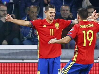 Vitolo celebra un gol con Diego Costa