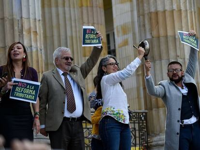 Senadores de la oposición protestan contra la reforma tributaria frente al Congreso, el pasado lunes en Bogotá. 
