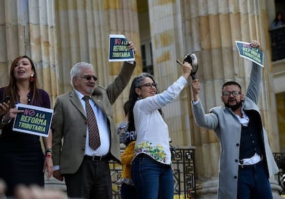 Senadores da oposição protestam contra a reforma tributária em frente ao Congresso na segunda-feira passada em Bogotá.