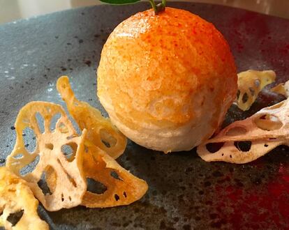 Merengue escalfado, granito lichi, puré de mango, sorbete de naranja y raíces de loto / CAPEL
