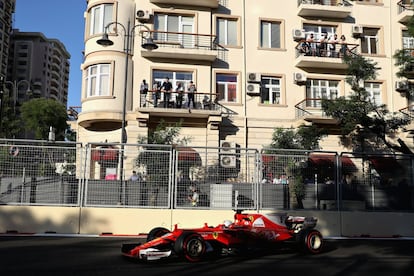 El público observa la carrera desde lo balcones.