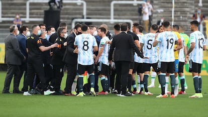 Jogadores da Argentina falam com autoridades de saúde brasileiras.