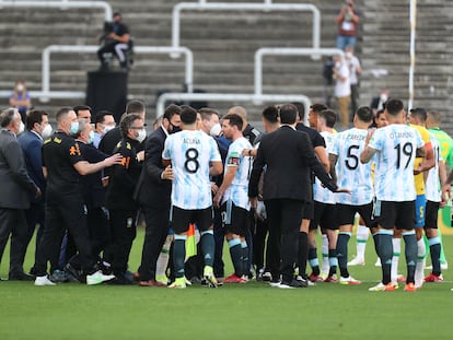 Jogadores da Argentina falam com autoridades de saúde brasileiras.