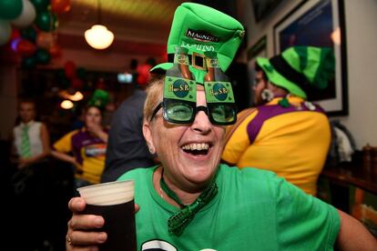 Una mujer participa, en la celebración del Día de San Patricio, en un hotel en The Rocks, Sídney (Australia).