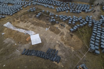 Vista aérea de cadáveres exhumados de una fosa común en Bucha, al noroeste de Kiev. La presidenta de la Comisión Europea, Ursula von der Leyen, ha afirmado este sábado que los ataque a civiles en Ucrania de las fuerzas rusas parecen crímenes de guerra, aunque ha añadido que son los especialistas quienes deben determinarlo.