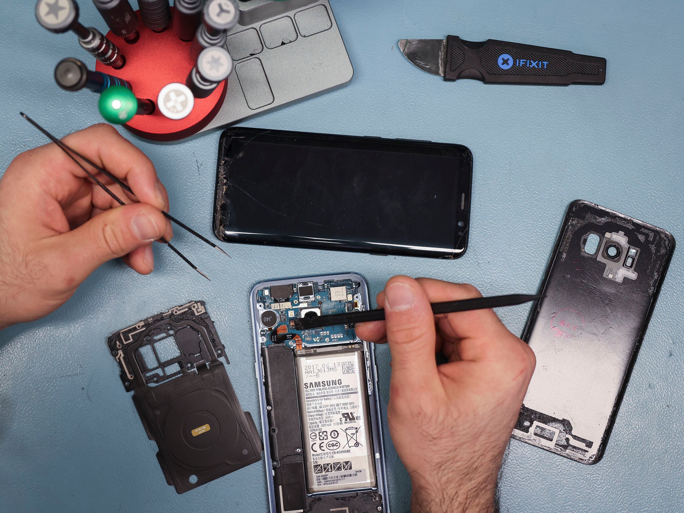 “Si no puedes reparar algo, significa que no es tuyo”: el movimiento que reivindica arreglar nuestros dispositivos antes de sustituirlos