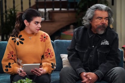 Mayan Lopez y George Lopez en una escena de la serie Lopez vs Lopez, en septiembre de 2024.