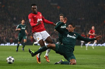 Varane se anticipa a Welbeck en Old Trafford