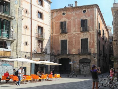 Fachada del edificio barroco Palacio Moxó, situado en la plaza de Sant Just i Pastor de Barcelona.