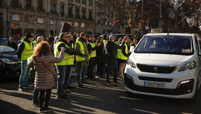 Taxistes reben a col·legues d'altres ciutats de Catalunya.