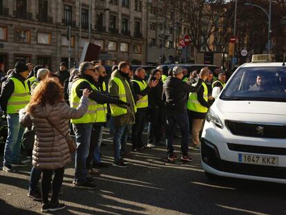 Taxistes reben a col·legues d'altres ciutats de Catalunya.