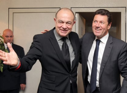 El diseñador Christian Lacroix, a la izquierda, junto al ministro francés de Industria, Christian Estrosi.