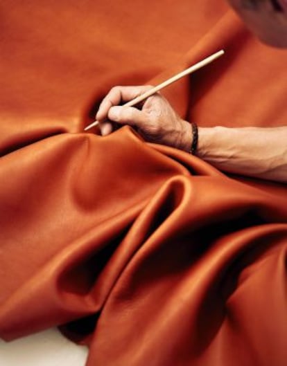 El dominio del cuero y el textil son parte del éxito de Hermès. Cuatro imágenes captadas en los talleres de la firma a las afueras de París.