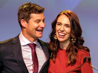 La primera ministra neozelandesa, Jacinda Ardern, con su prometido, el presentador Clarke Gayford.