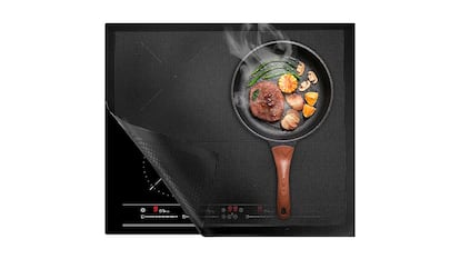 Alfombrilla para placa de inducción sobre fondo blanco.