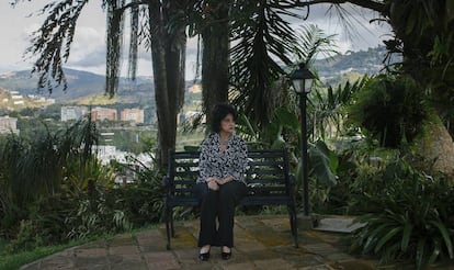 Marisol Basó sentada en un bando en el jardín de su casa en Caracas.
