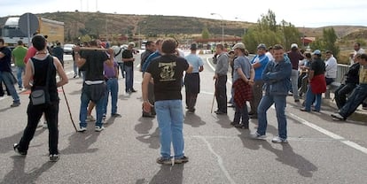 Un grupo de mineros ante el peaje de la AP-66 entre León y Oviedo.