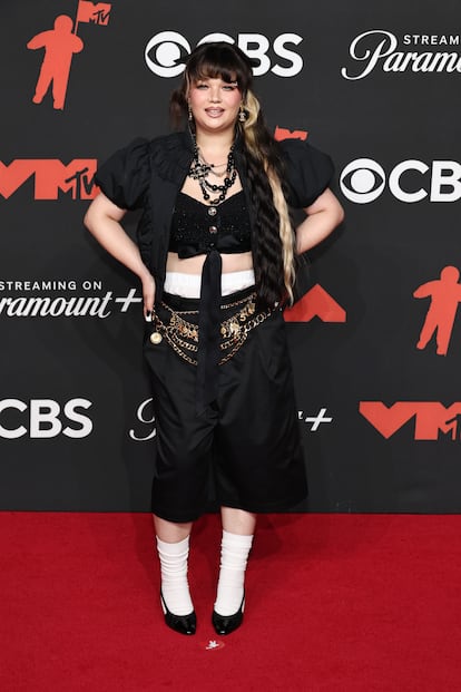 La cantante Lola Young, autora del éxito viral 'Messy', de negro y de Chanel.