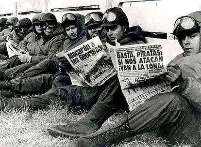 El 14 de junio los generales Jeremy Moore (comandante británico) y Mario Benjamín Menéndez (Gobernador militar de las islas) firman el alto el fuego y la capitulación argentina. En Buenos Aires se celebra una manifestación contra la rendición que termina con graves enfrentamientos.