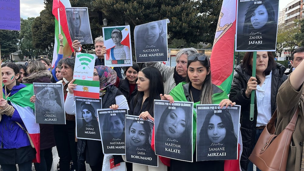 Un grupo de colectivos iraníes claman contra la opresión  de las mujeres en su país