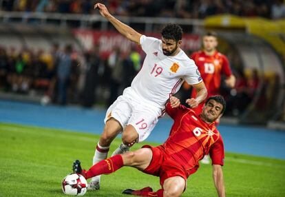 Diego Costa lucha el balón con Vance Sikov.