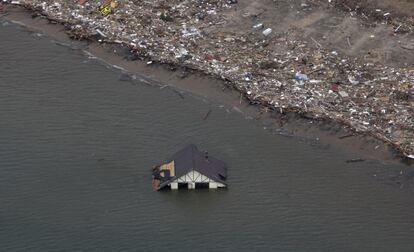 Vista aérea de uma casa inundada perto da cidade costeira devastada pelo terremoto de Dichato.