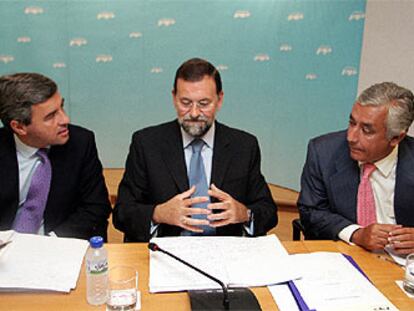 Mariano Rajoy, flanqueado por Ángel Acebes y Javier Arenas, ayer en el Comité Ejecutivo del PP.