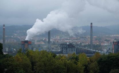 Vista de la siderúrgica Arcelor Mittal, en Avilés (Asturias), desde el alto de Valliniello. 