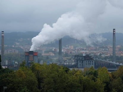 Vista de la siderúrgica Arcelor Mittal, en Avilés (Asturias), desde el alto de Valliniello. 