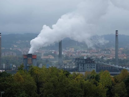 Vista de la siderúrgica Arcelor Mittal, en Avilés (Asturias), desde el alto de Valliniello. 