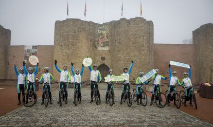 La salida de la segunda etapa, 125 kilómetros de Peronne a Roubaix (en la frontera entre Francia y Bélgica) estuvo marcada por el frío.