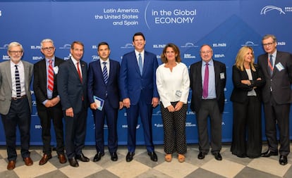 Foto de familia minutos antes del inicio del foro 'Latinoamérica, Estados Unidos y España: En la Economía Global'.