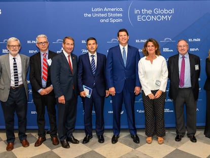 Foto de familia minutos antes del inicio del foro 'Latinoamérica, Estados Unidos y España: En la Economía Global'.