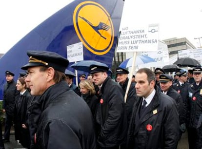 Pilotos de Lufthansa se manifiestan en las instalaciones del aeropuerto de Francfort (Alemania), durante la jornada de huelga de ayer.