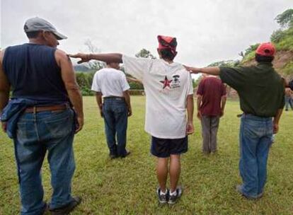 Partidarios de Zelaya reciben instrucción militar en Nicaragua, cerca de la frontera hondureña.