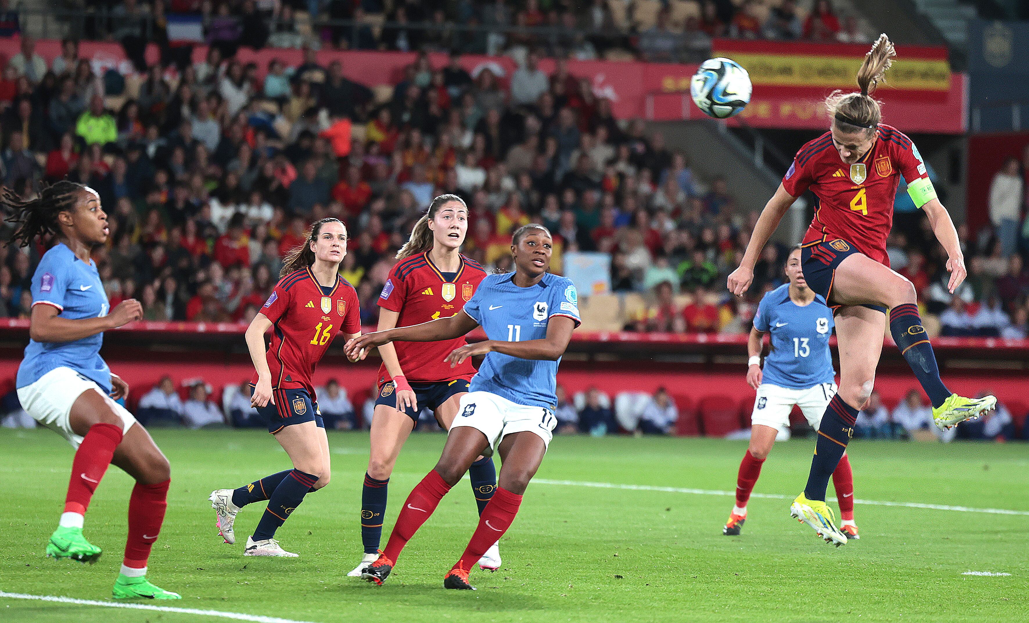 Irene Paredes se dispone a golpear de cabeza durante el partido.