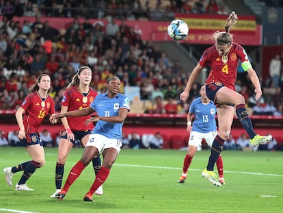 Irene Paredes remata un saque de esquina ante Francia en la final de la Nations League.