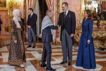 El jefe de la Misión Diplomática de Palestina en España Husni M. A. Abdelwahed, saluda al Rey durante la recepción en el Palacio Real la recepción al cuerpo diplomático acreditado en Madrid.