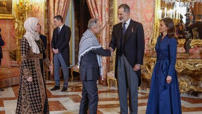 El jefe de la Misión Diplomática de Palestina en España Husni M. A. Abdelwahed, saluda al Rey durante la recepción en el Palacio Real la recepción al cuerpo diplomático acreditado en Madrid.