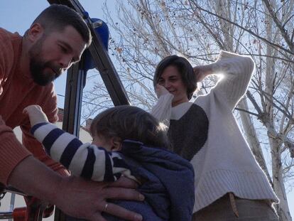 El pequeño Leo juega en el parque junto a sus padres.