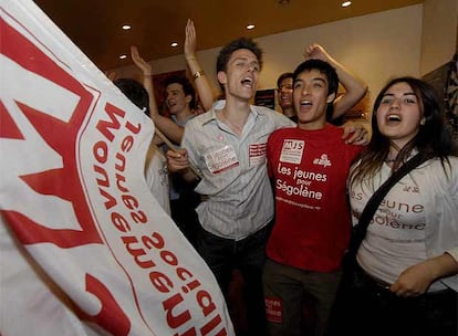 Seguidores de la socialista Ségolène Royal celebran en Burdeos tras conocer que su candidata obtuvo el segundo lugar en la primera vuelta electoral por la presidencia de Francia