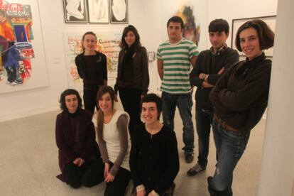 Un grupo de artistas que han trabajado este año en Bilbao Arte posan en la sala de exposiciones del centro. De izquierda a derecha, en la fila de abajo, Amaia Vicente, Ane Picaza y Laura Bisotti; de pie, Lourdes de la Villa, Carolina Andrada, Patrik Grijalvo, Lander Telletxea y Juana García-Pozuelo.