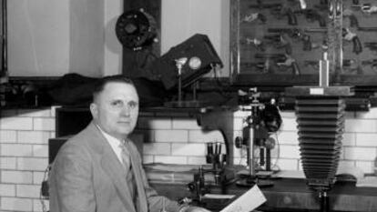 Wilmer Souder, 'Detective X', en su laboratorio de la Oficina Nacional de Normas (NBS) de Washington, en 1935.