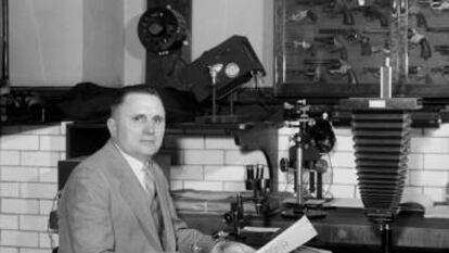 Wilmer Souder, 'Detective X', en su laboratorio de la Oficina Nacional de Normas (NBS) de Washington, en 1935.