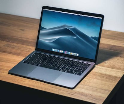 MacBook Air encima de una mesa