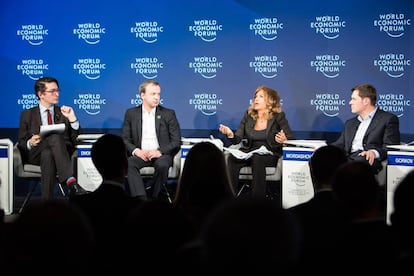 Uno de los debates del Foro de Davos del pasado mes de enero en Suisa. De izquierda a derecha, John Fraher, editor de la agencia Bloomberg; Arkady Dvorkovich, viceprimer ministro de Rusia; Emma Marcegaglia, presidenta de Eni; y Alexey A. Mordashov, presidente de Severstal