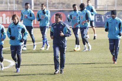 Luis García corre con sus jugadores durante un entrenamiento de esta semana.