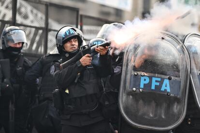 Policías disparan gases lacrimógenos a manifestantes que protestan afuera del senado durante un debate este miércoles, en Buenos Aires (Argentina).